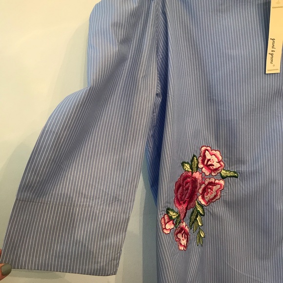 ✨ NWT Off-Shoulder Embroidered Floral Stripe Top - Picture 3 of 5